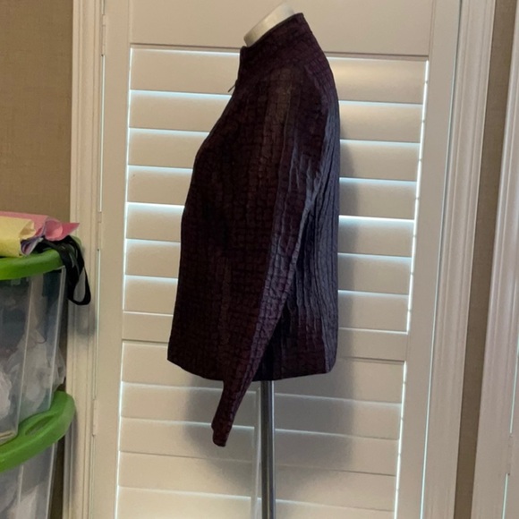 Black and Red Blazer with Tailored Silhouette and Stand-Up Collar - Picture 5 of 9